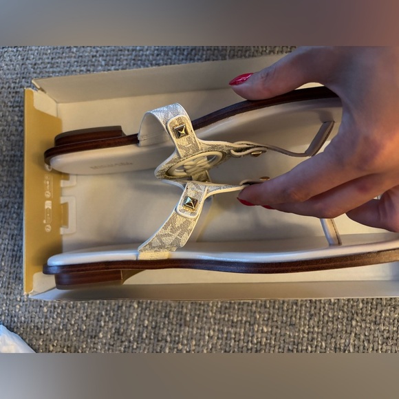 Michael Kors Flat Logo Sandals Vanilla Leather Trim 9M - Picture 11 of 13